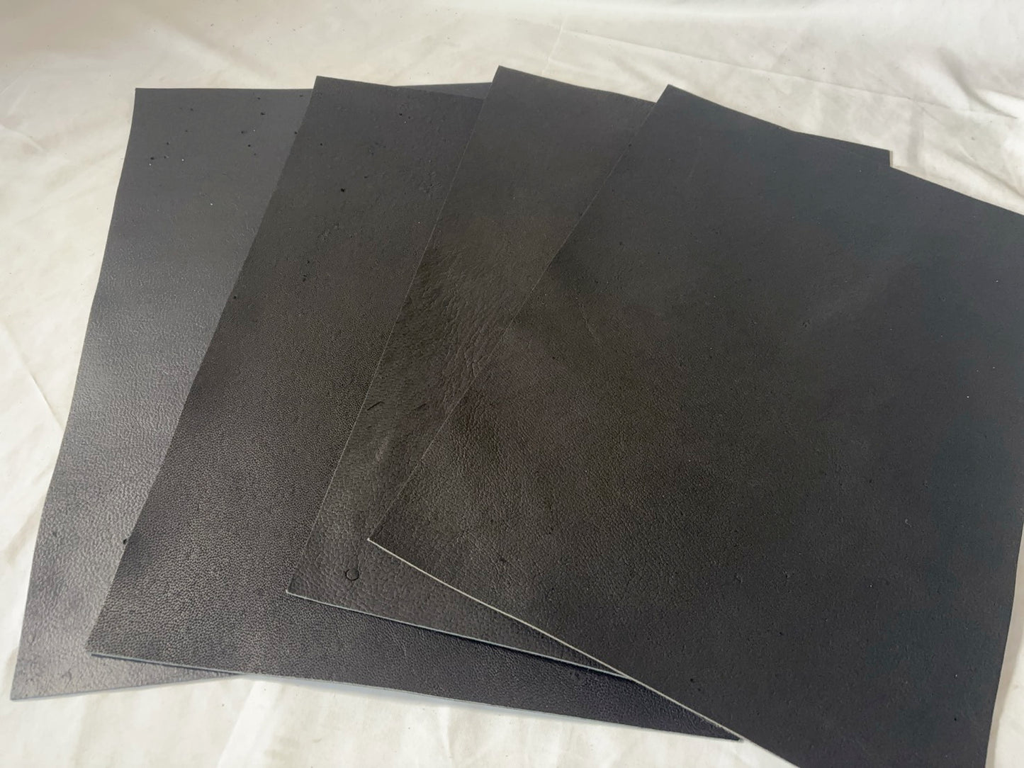 カットレザー１枚　ツキノワグマ　Aランク　A3サイズ