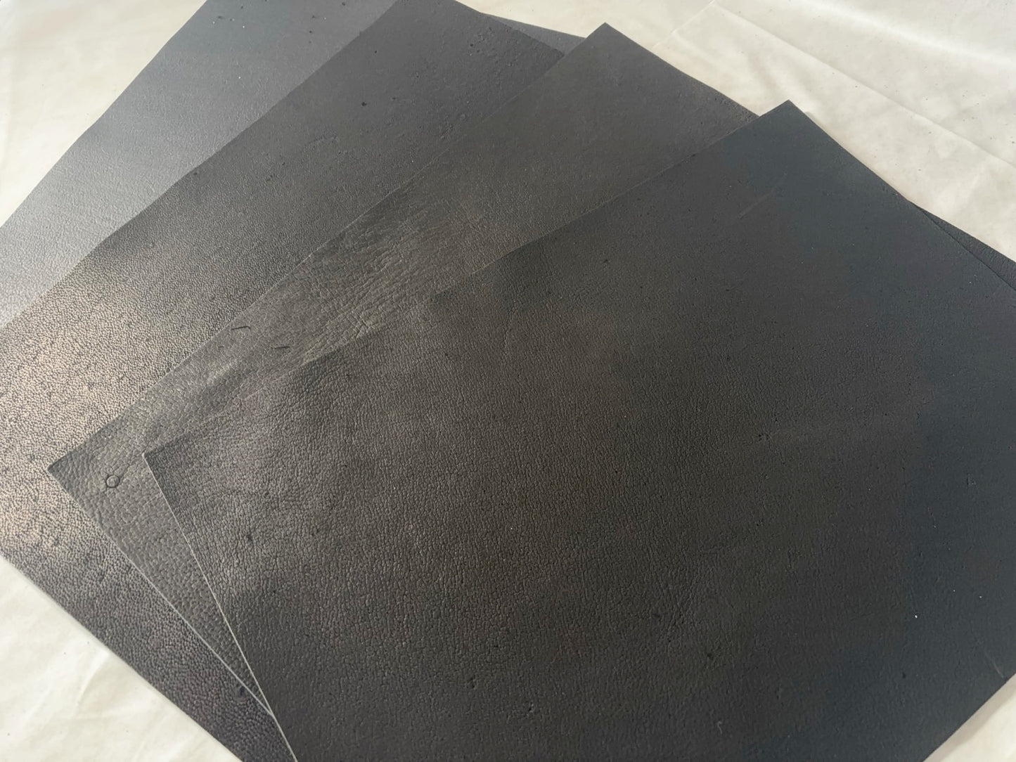 カットレザー１枚　ツキノワグマ　Aランク　A3サイズ