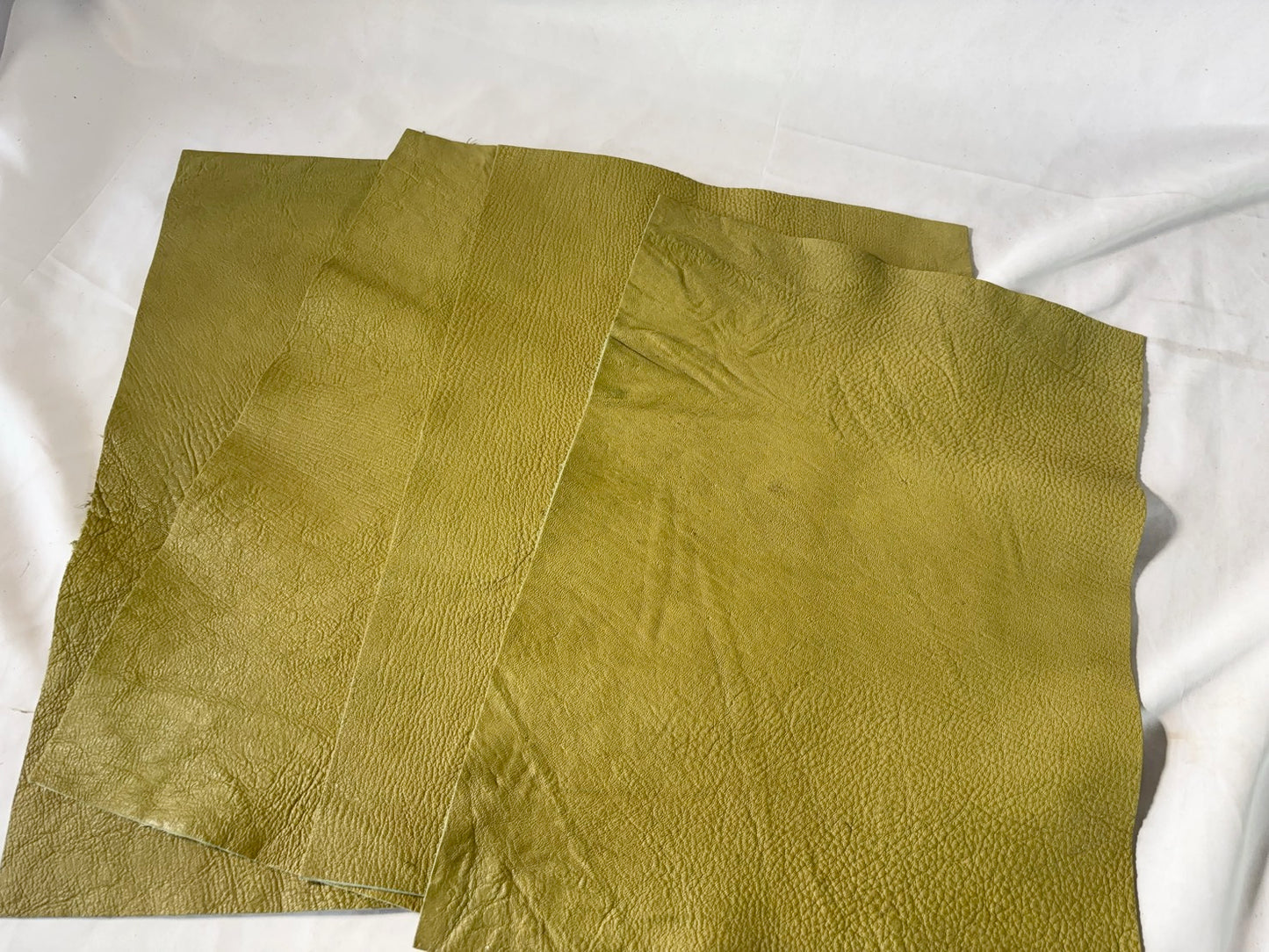 カットレザー１枚　鹿革ソフト　ピスタチオカラー　Aランク　A3サイズ