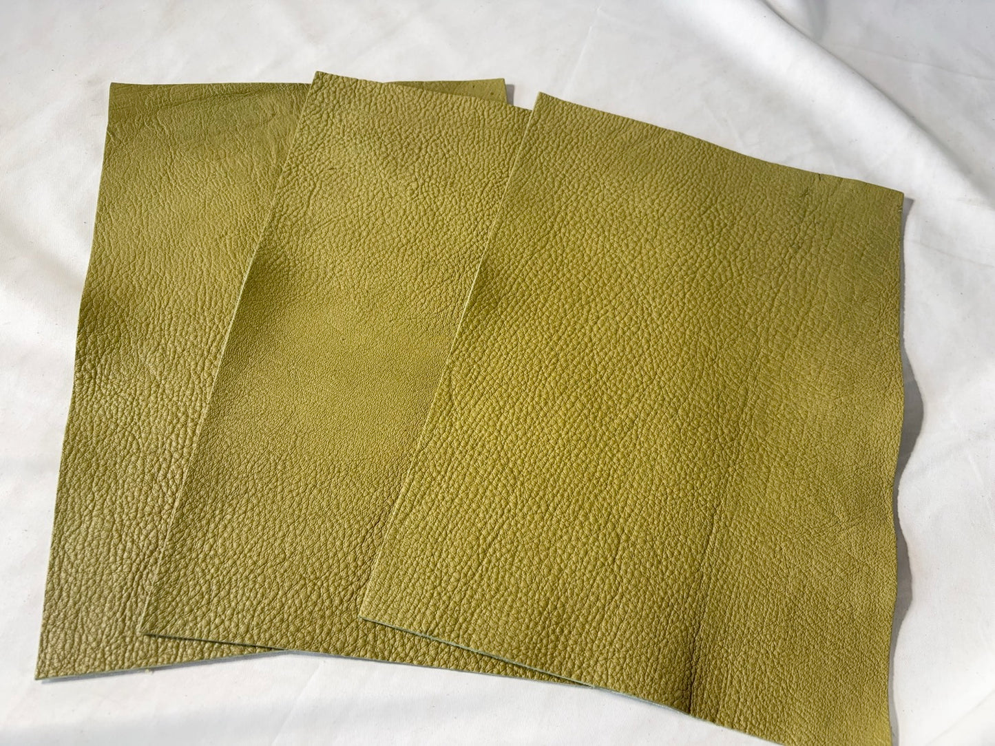 カットレザー１枚　鹿革ソフト　ピスタチオカラー　Aランク　A4サイズ