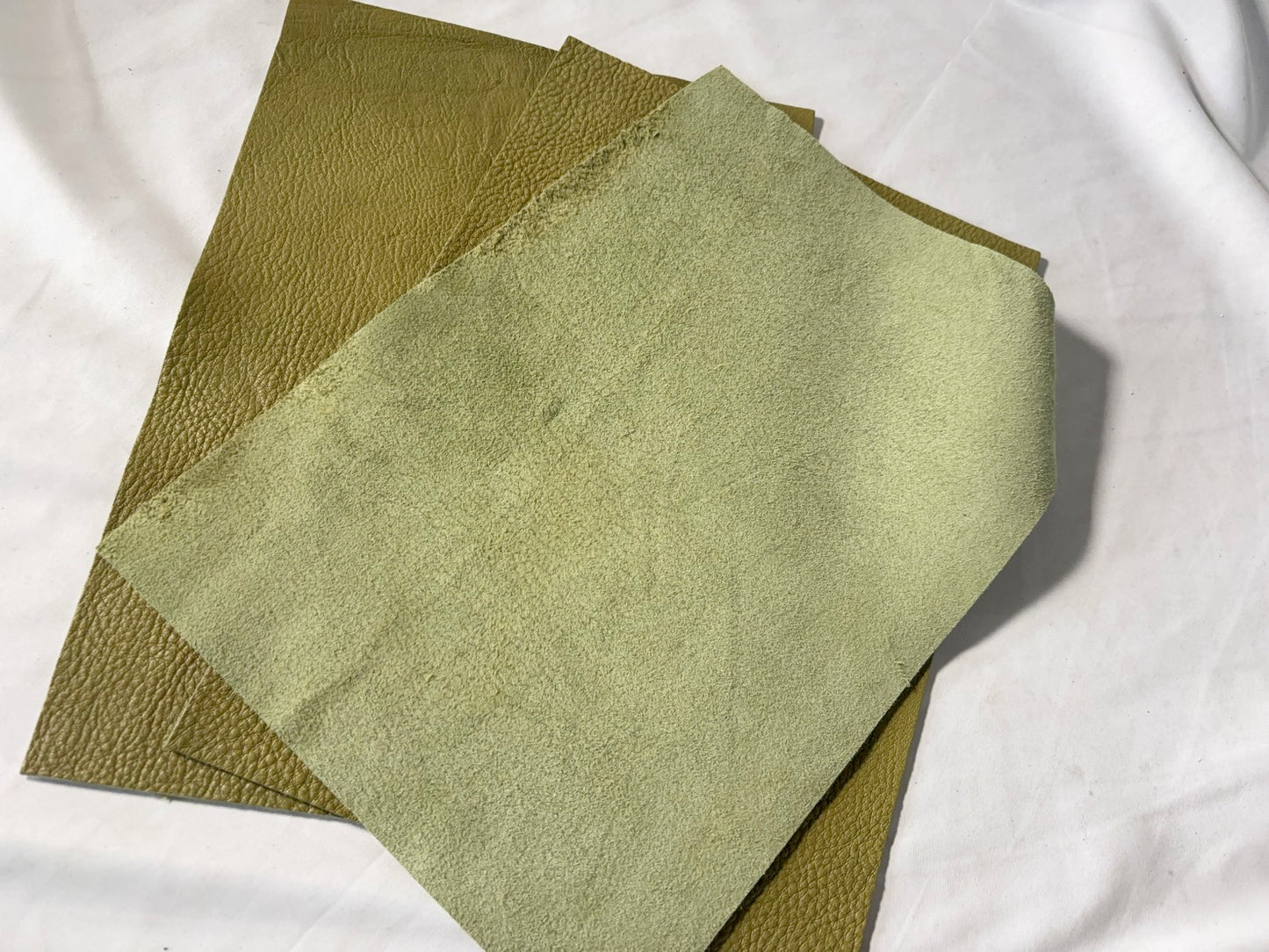 カットレザー１枚　鹿革ソフト　ピスタチオカラー　Aランク　A4サイズ