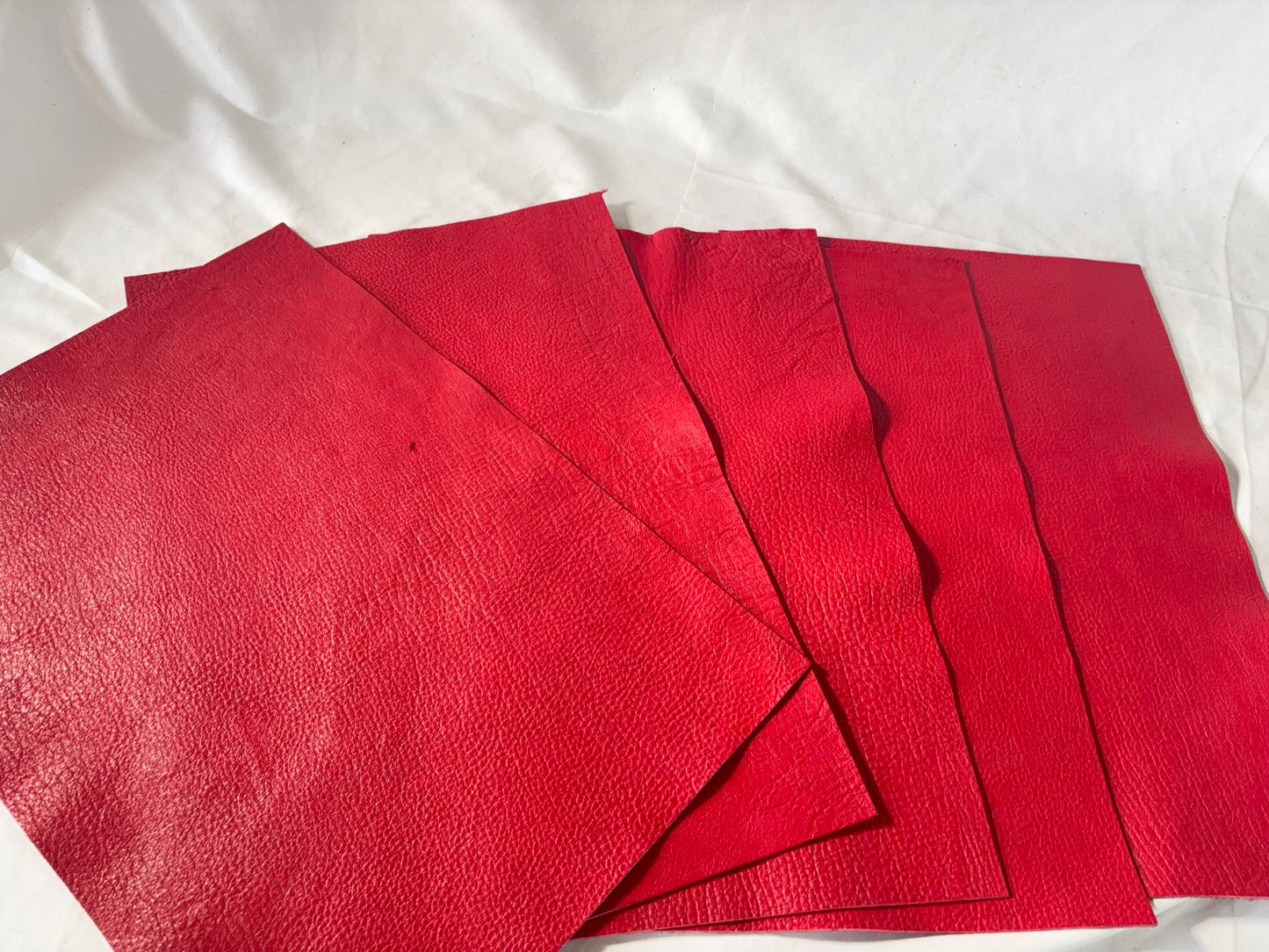 カットレザー１枚　鹿革ソフト　レッドカラー　Aランク　A3サイズ