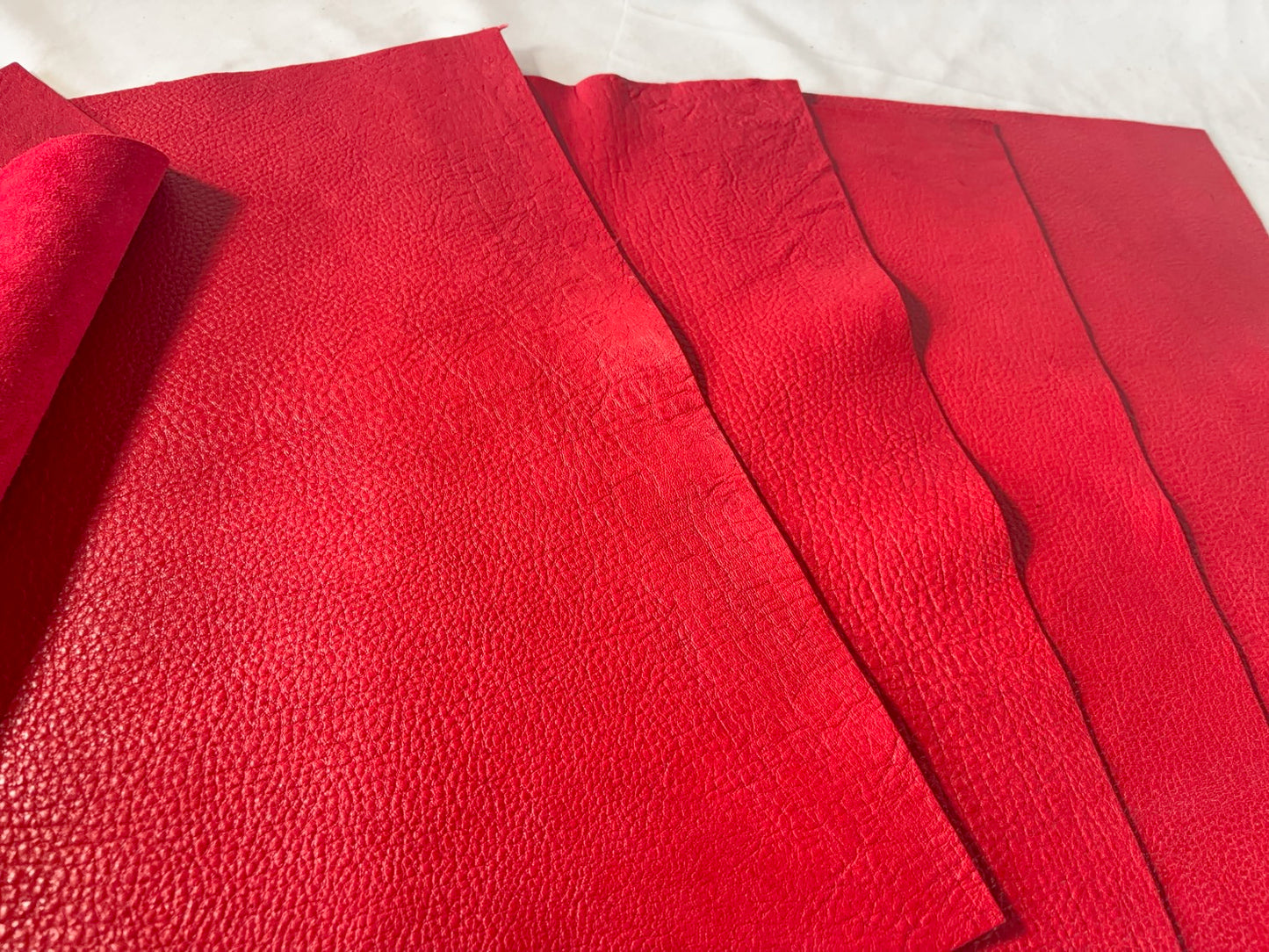 カットレザー１枚　鹿革ソフト　レッドカラー　Aランク　A3サイズ