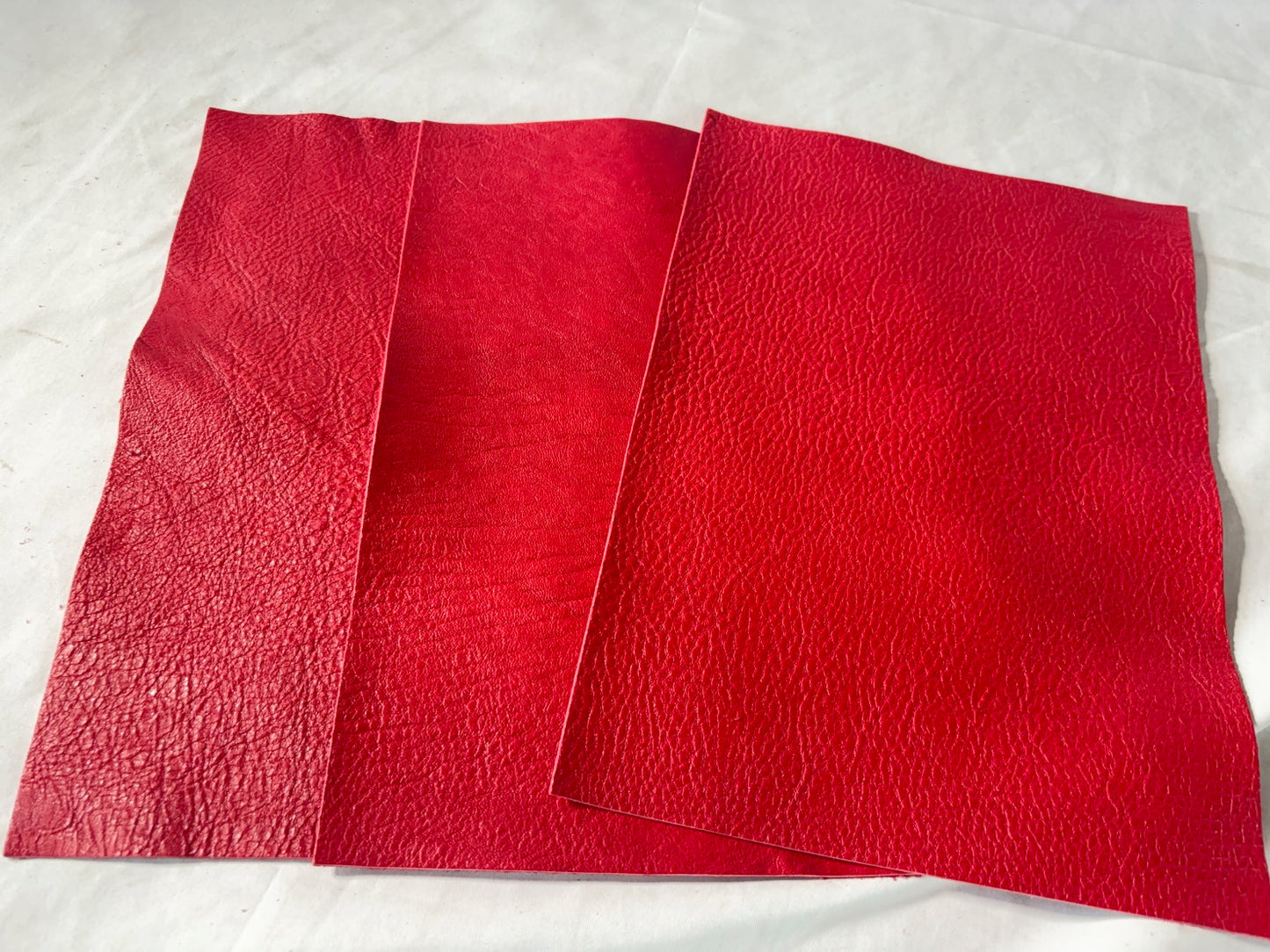カットレザー１枚　鹿革ソフト　レッドカラー　Aランク　A4サイズ