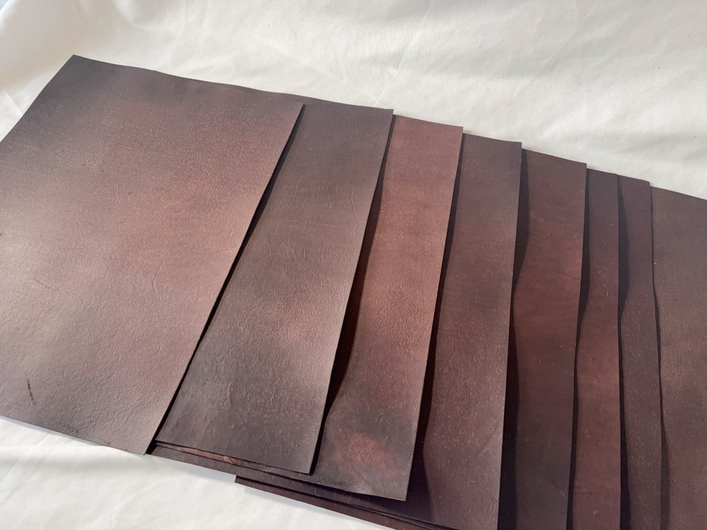 カットレザー１枚　鹿革パリッとタイプ　ブラウンカラー　Aランク　A4サイズ