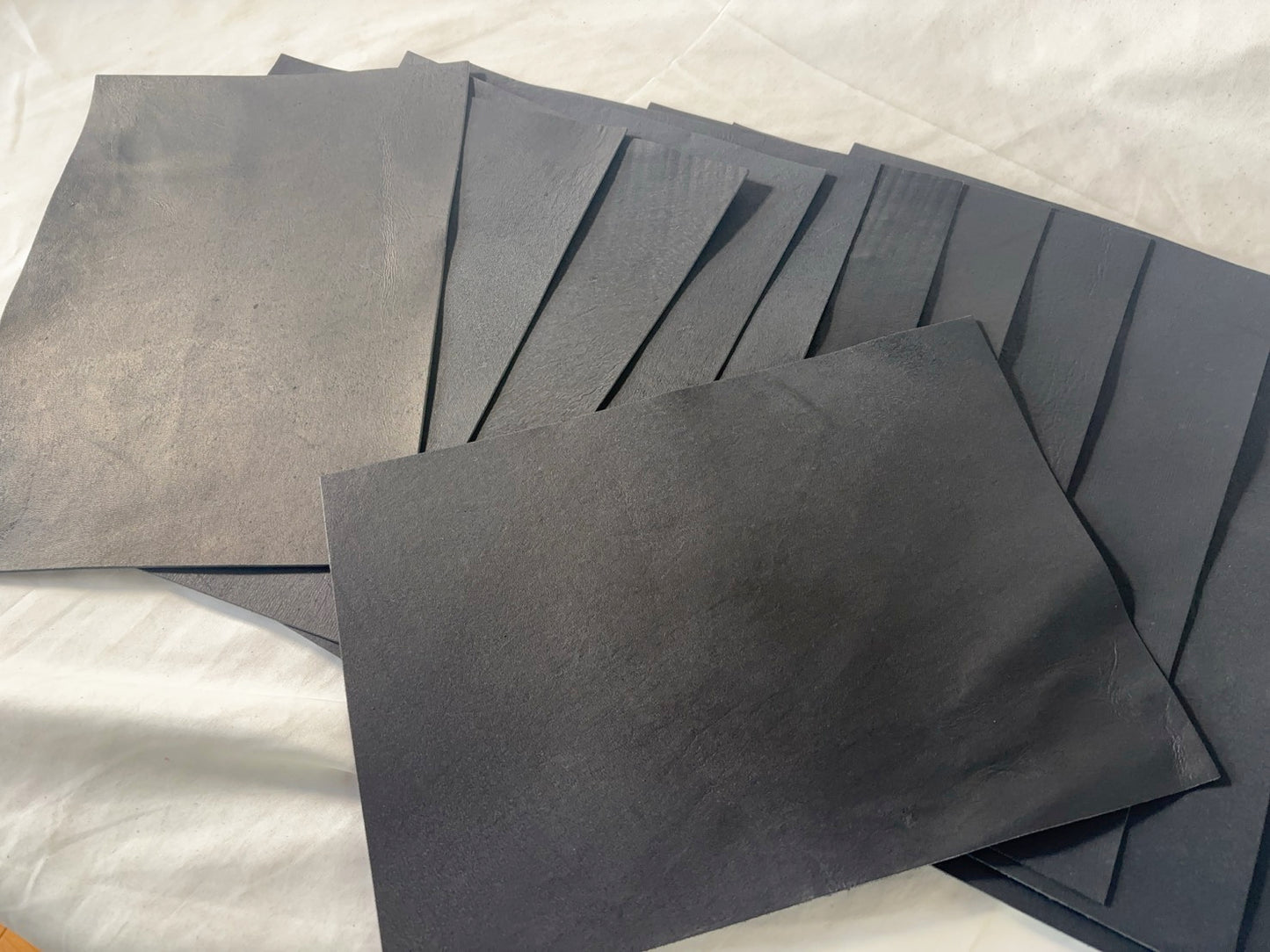 カットレザー１枚　鹿革パリッとタイプ　ブラックカラー　Aランク　A4サイズ