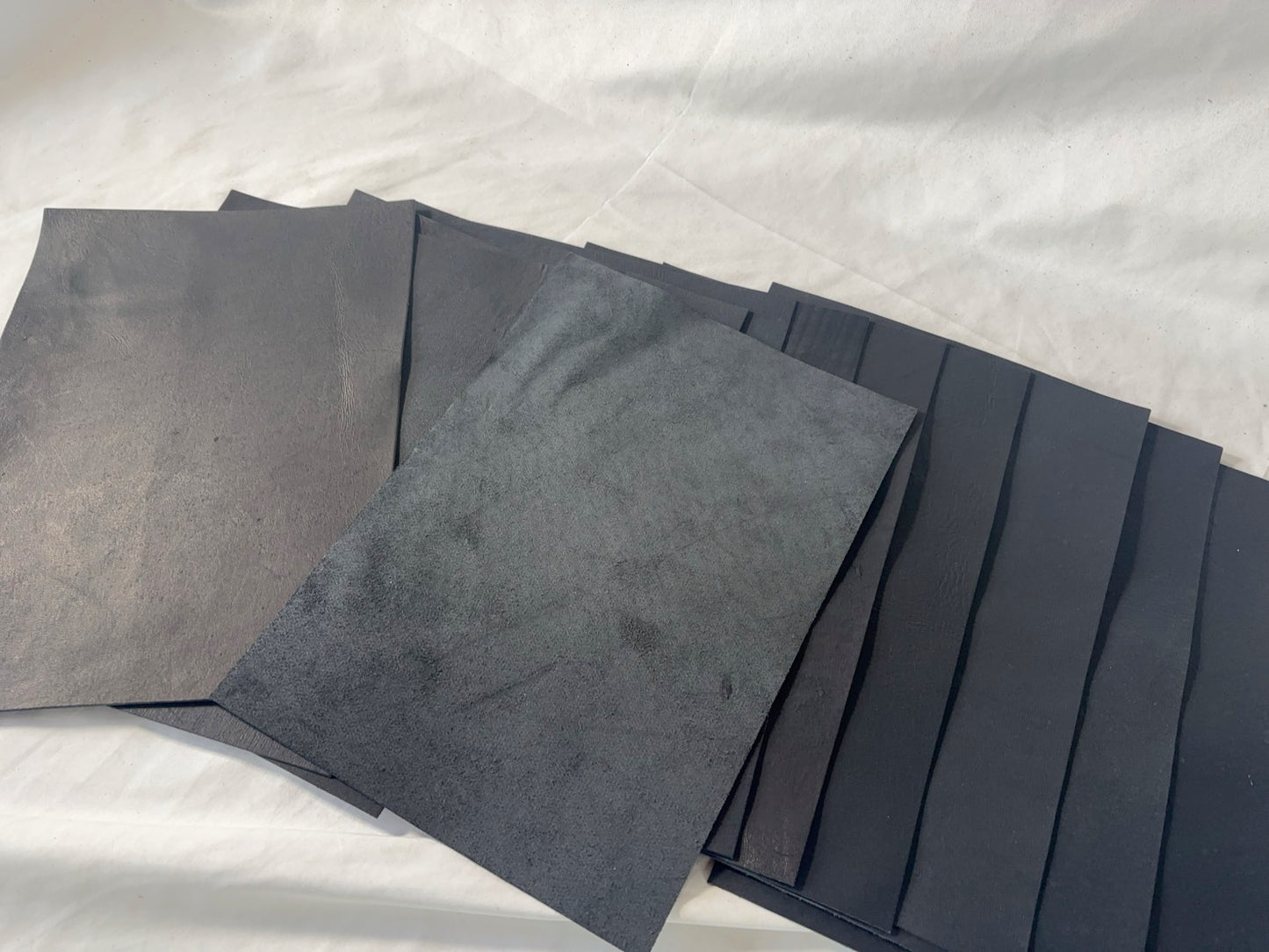 カットレザー１枚　鹿革パリッとタイプ　ブラックカラー　Aランク　A4サイズ