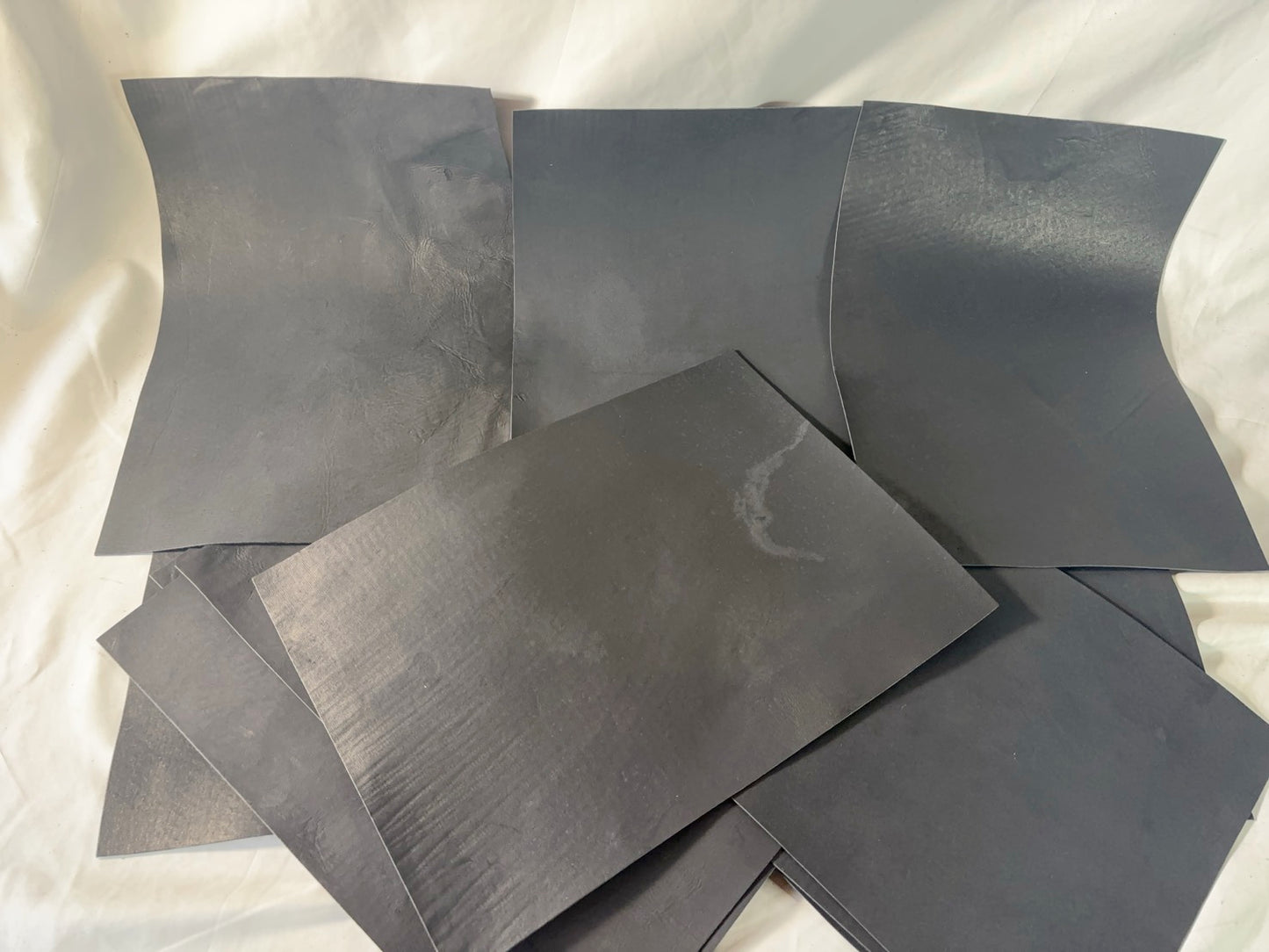 カットレザー１枚　鹿革パリッとタイプ　ブラックカラー　Aランク　A3サイズ