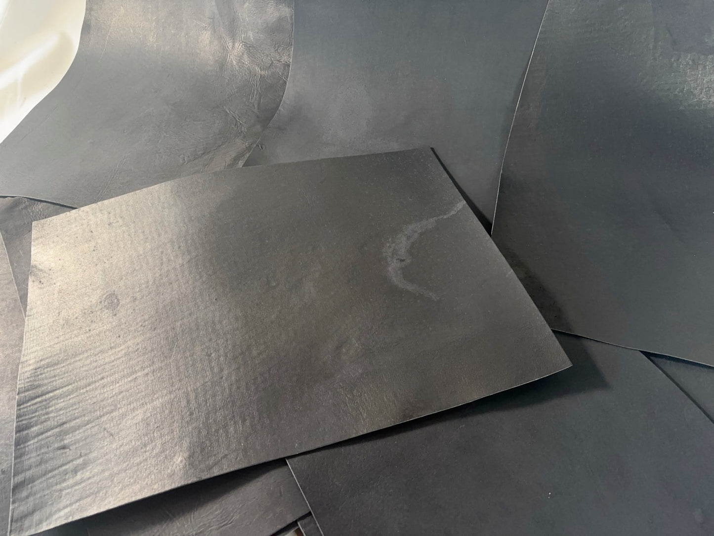 カットレザー１枚　鹿革パリッとタイプ　ブラックカラー　Aランク　A3サイズ