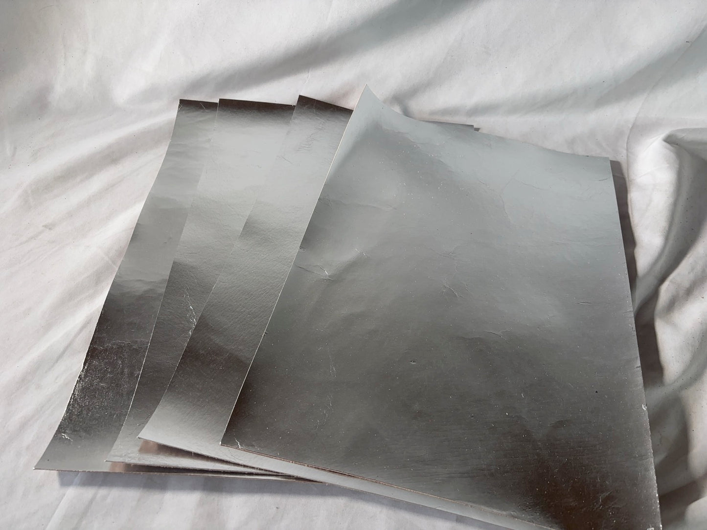 カットレザー１枚　鹿革シルバーカラー銀箔　　A３サイズ