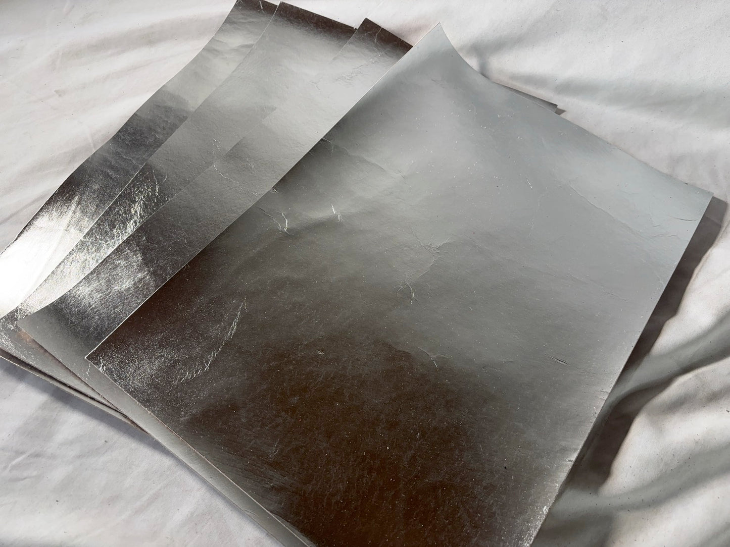 カットレザー１枚　鹿革シルバーカラー銀箔　　A３サイズ