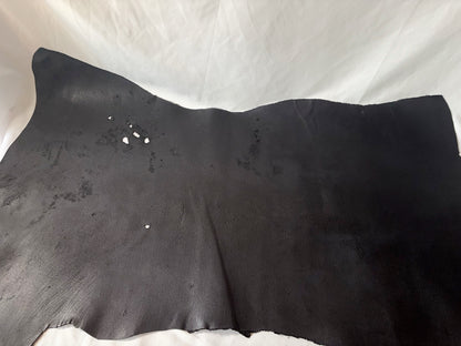 熊革(ヒグマ)ブラックカラー　1.6㎜　71ds　Aランク　半裁 　傷あり