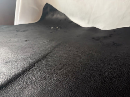 熊革(ヒグマ)ブラックカラー　1.6㎜　71ds　Aランク　半裁 　傷あり