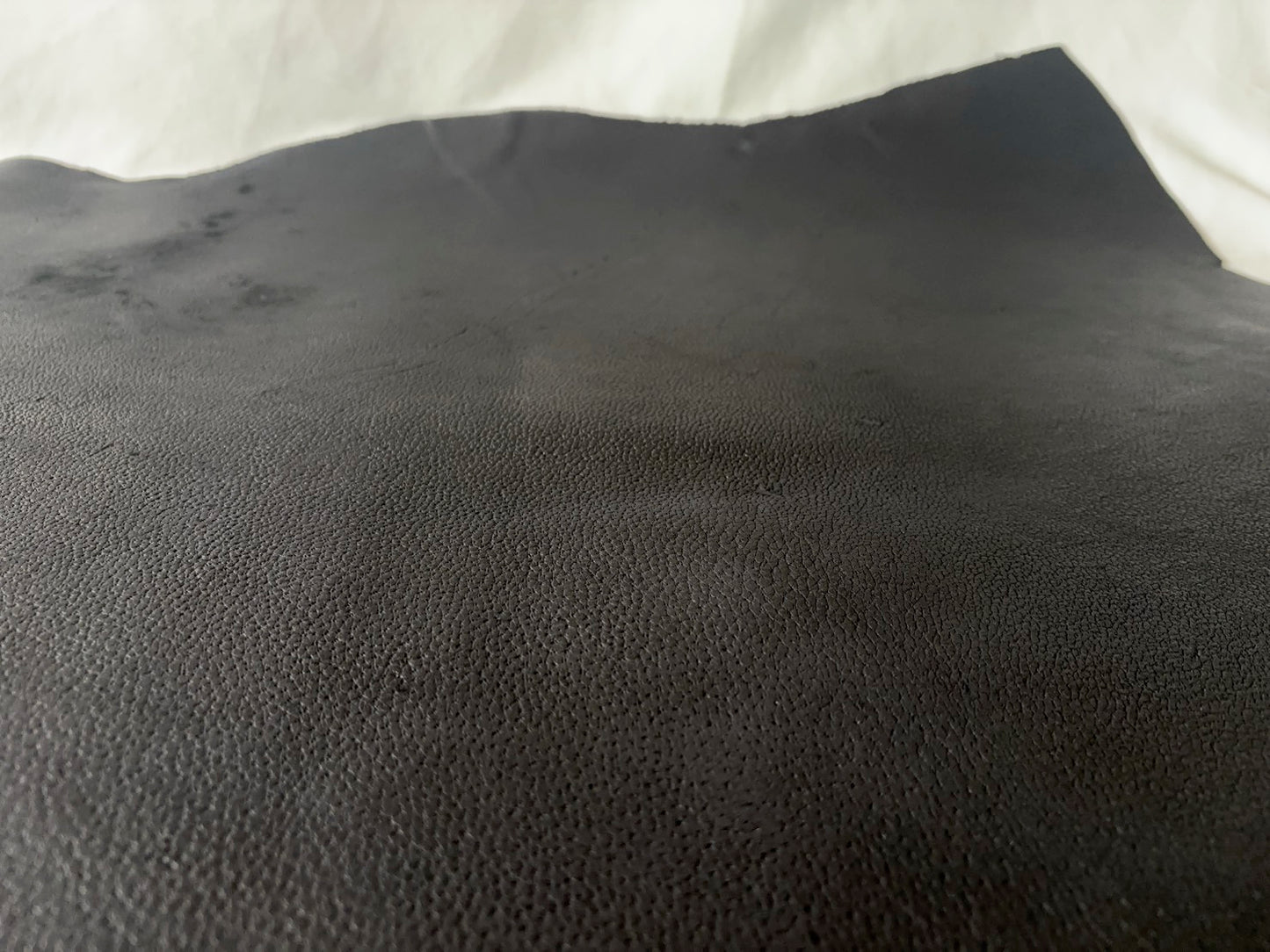 熊革(ヒグマ)ブラックカラー　1.6㎜　71ds　Aランク　半裁 　傷あり