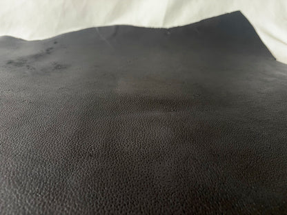 熊革(ヒグマ)ブラックカラー　1.6㎜　71ds　Aランク　半裁 　傷あり