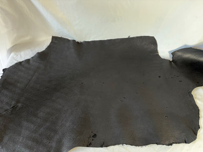熊革(ヒグマ)ブラックカラー　1.7㎜　86ds　Aランク　半裁 　傷あり