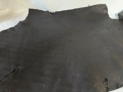 熊革(ヒグマ)ブラックカラー　1.7㎜　86ds　Aランク　半裁 　傷あり