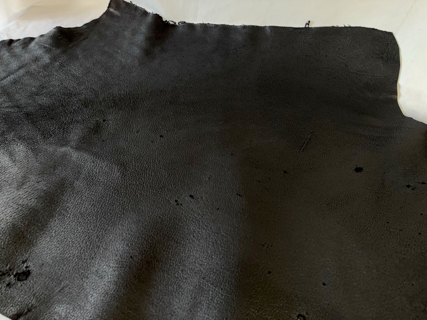 熊革(ヒグマ)ブラックカラー　1.7㎜　86ds　Aランク　半裁 　傷あり