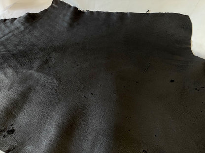 熊革(ヒグマ)ブラックカラー　1.7㎜　86ds　Aランク　半裁 　傷あり