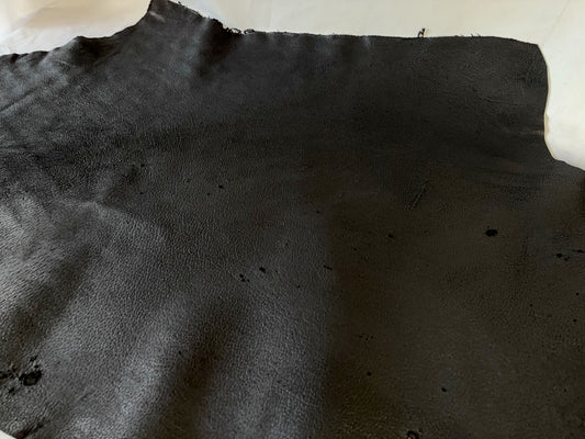 熊革(ヒグマ)ブラックカラー　1.7㎜　86ds　Aランク　半裁 　傷あり