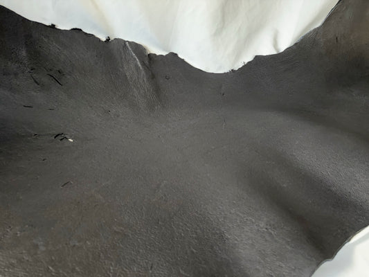 超ビックサイズ300㎏越え熊革(ヒグマ)ブラックカラー　3㎜～3.5㎜　115ds　Aランク　半裁