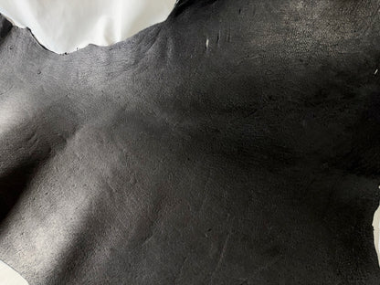 超ビックサイズ300㎏越え熊革(ヒグマ)ブラックカラー　3㎜～3.5㎜　115ds　Aランク　半裁