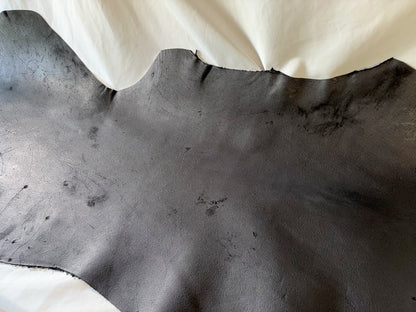 熊革(ヒグマ)ブラックカラー　1.6㎜　81ds　Aランク　半裁 　傷あり・擦れ 　小穴