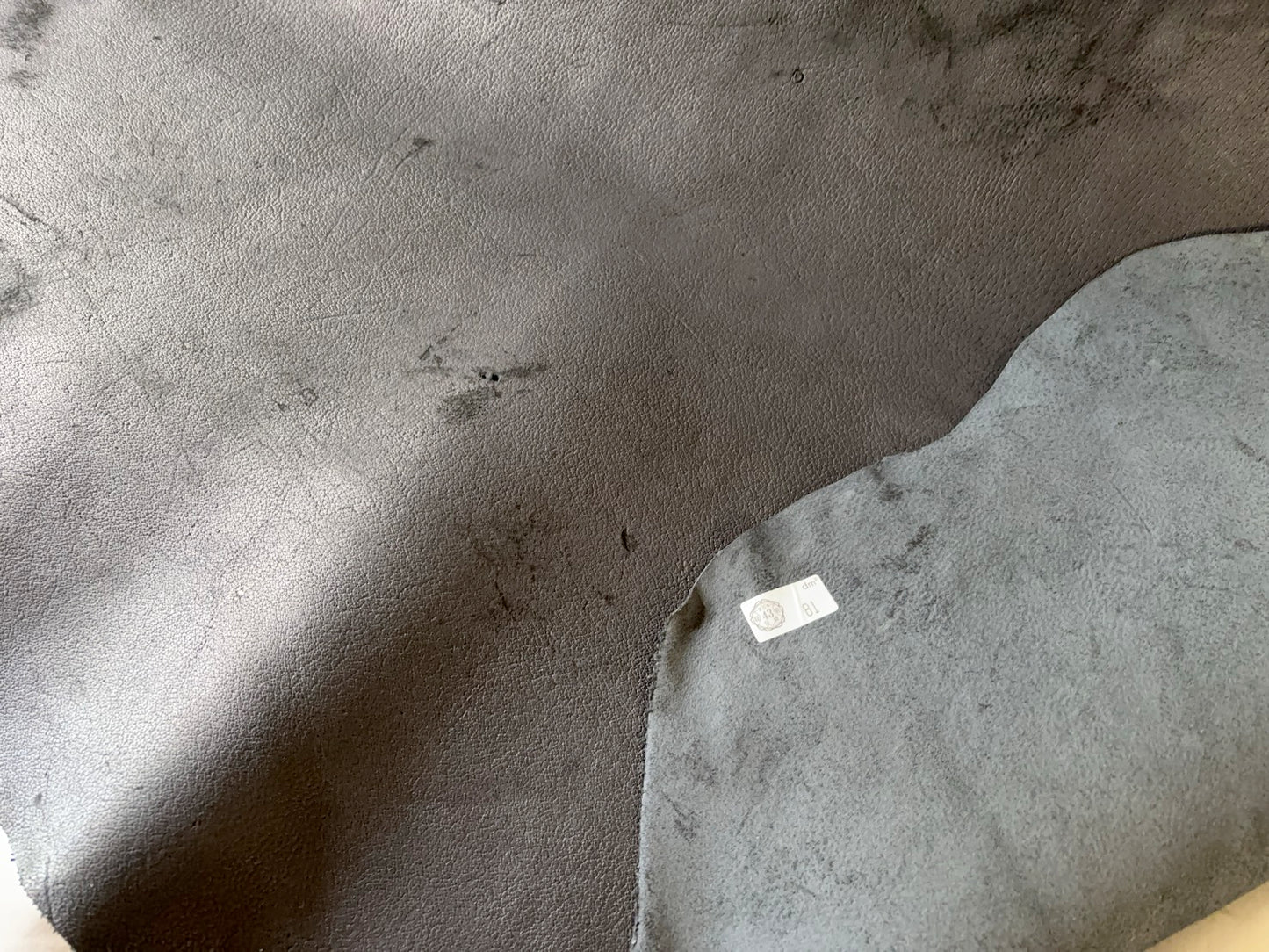 熊革(ヒグマ)ブラックカラー　1.6㎜　81ds　Aランク　半裁 　傷あり・擦れ 　小穴