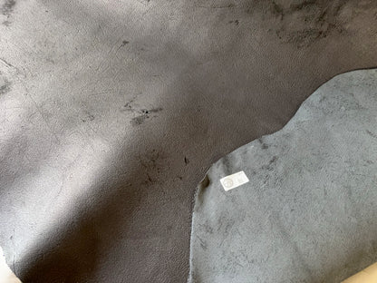 熊革(ヒグマ)ブラックカラー　1.6㎜　81ds　Aランク　半裁 　傷あり・擦れ 　小穴