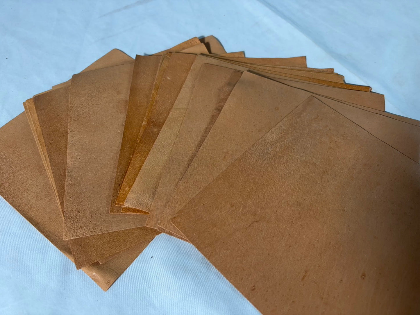 鹿革の折り紙　キャメルカラー　大サイズ　15㎝×15㎝サイズ