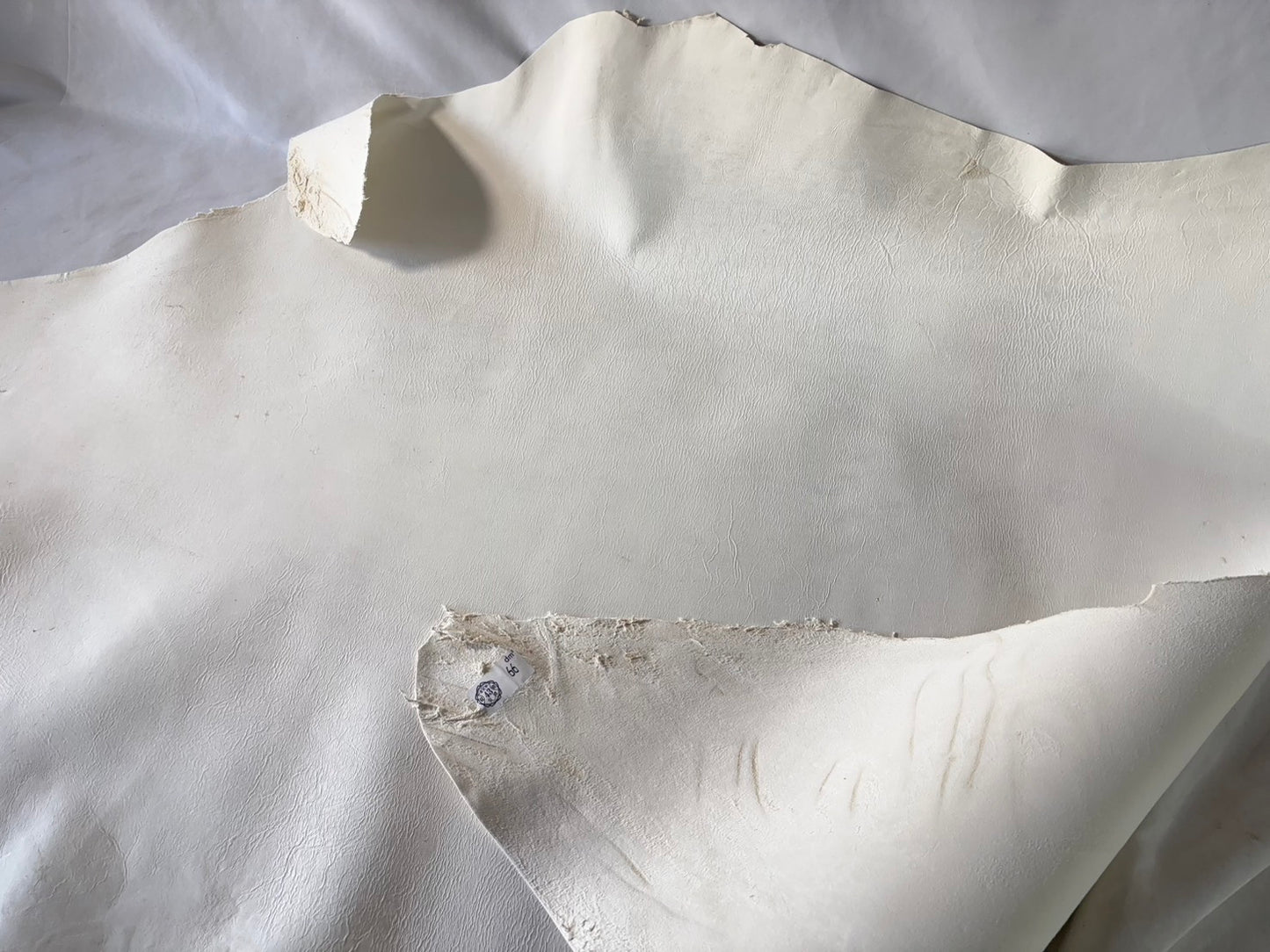 弓道用(試作品)シカ革セ ーム革ヌバック　ライトタイプ　　生成りカラーレザーAランク　66ds　１．５㎜