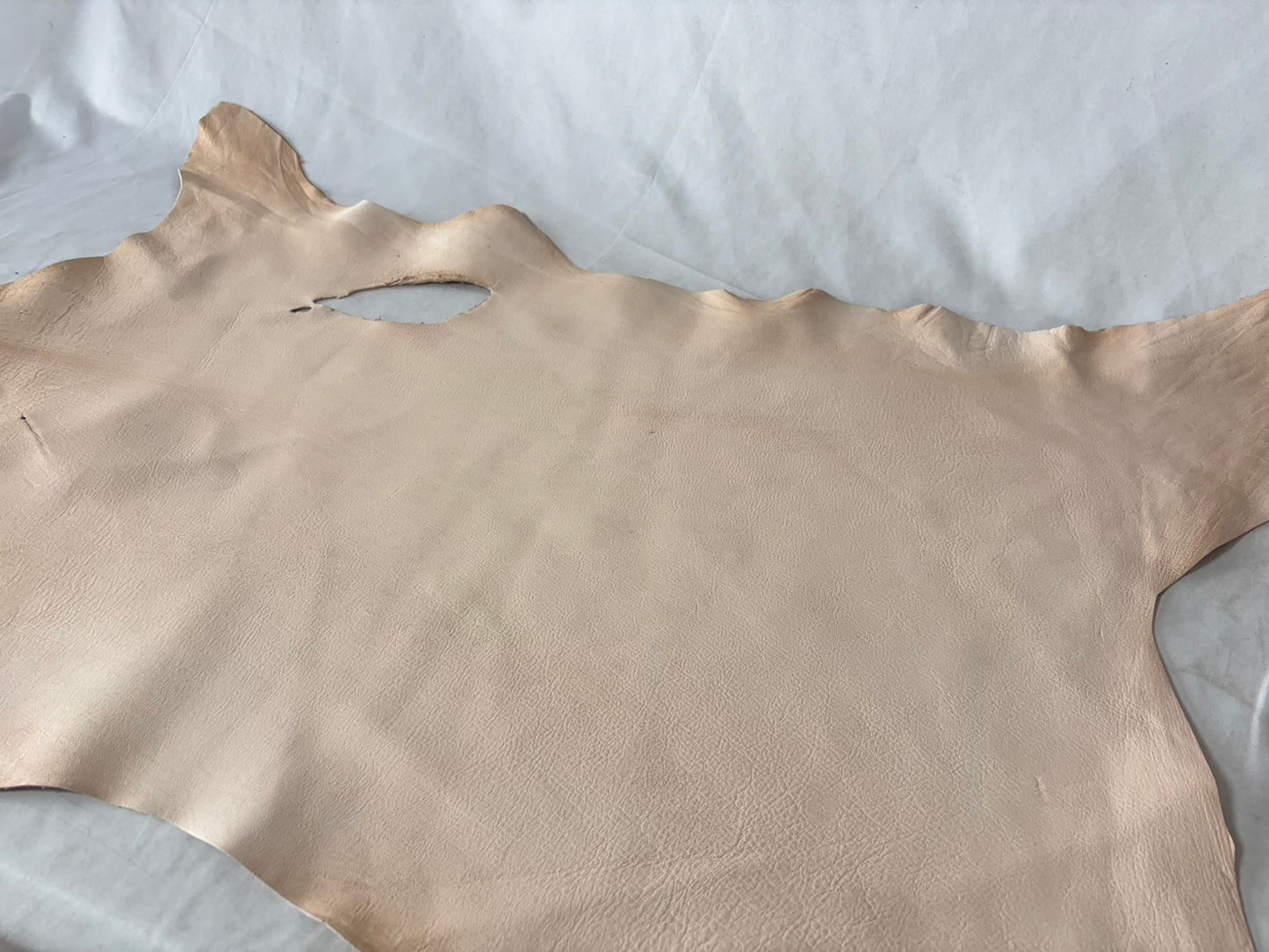 量産安価モデル　シカ革(ヌメ)ソフトタイプ　生成りカラー　平均35ds　0.8㎜～1.2㎜ｍｍ　銀面あり　