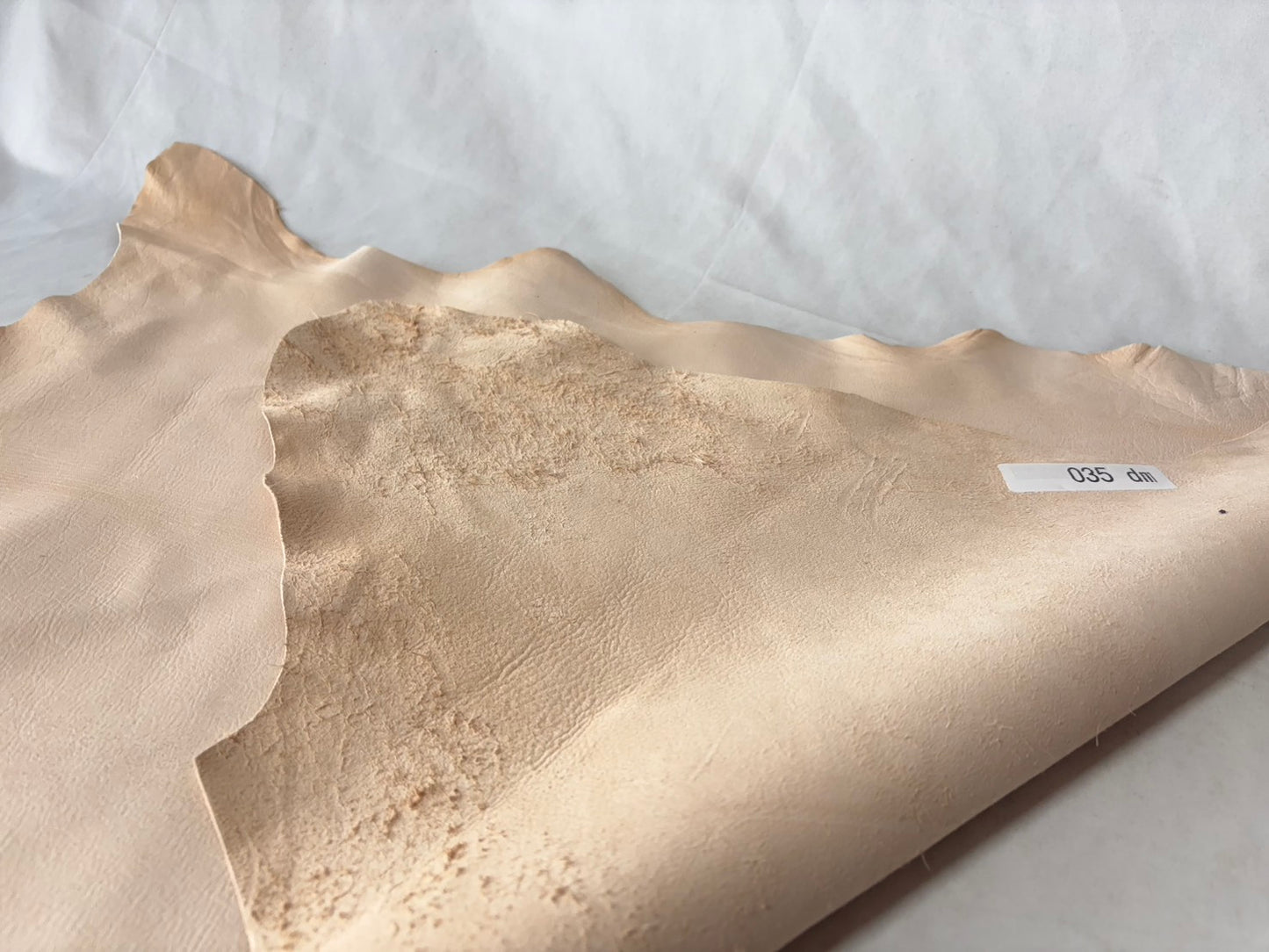 量産安価モデル　シカ革(ヌメ)ソフトタイプ　生成りカラー　平均35ds　0.8㎜～1.2㎜ｍｍ　銀面あり　