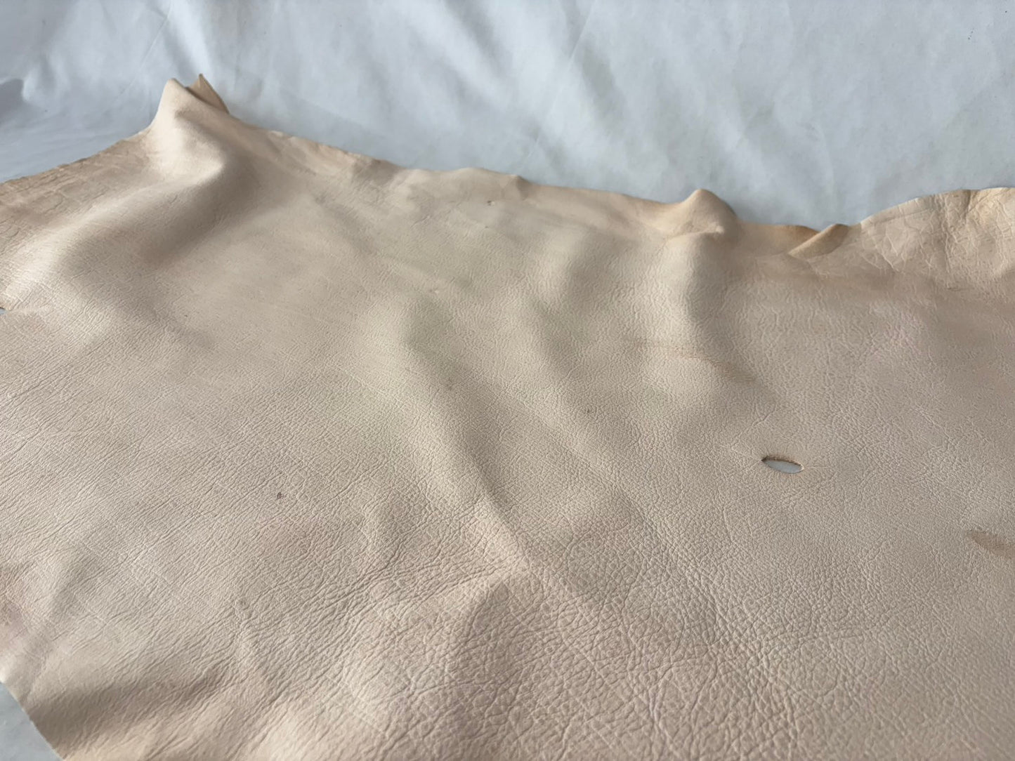 量産安価モデル　シカ革(ヌメ)ソフトタイプ　生成りカラー　平均45ds　0.8㎜～1.2㎜ｍｍ　銀面あり　