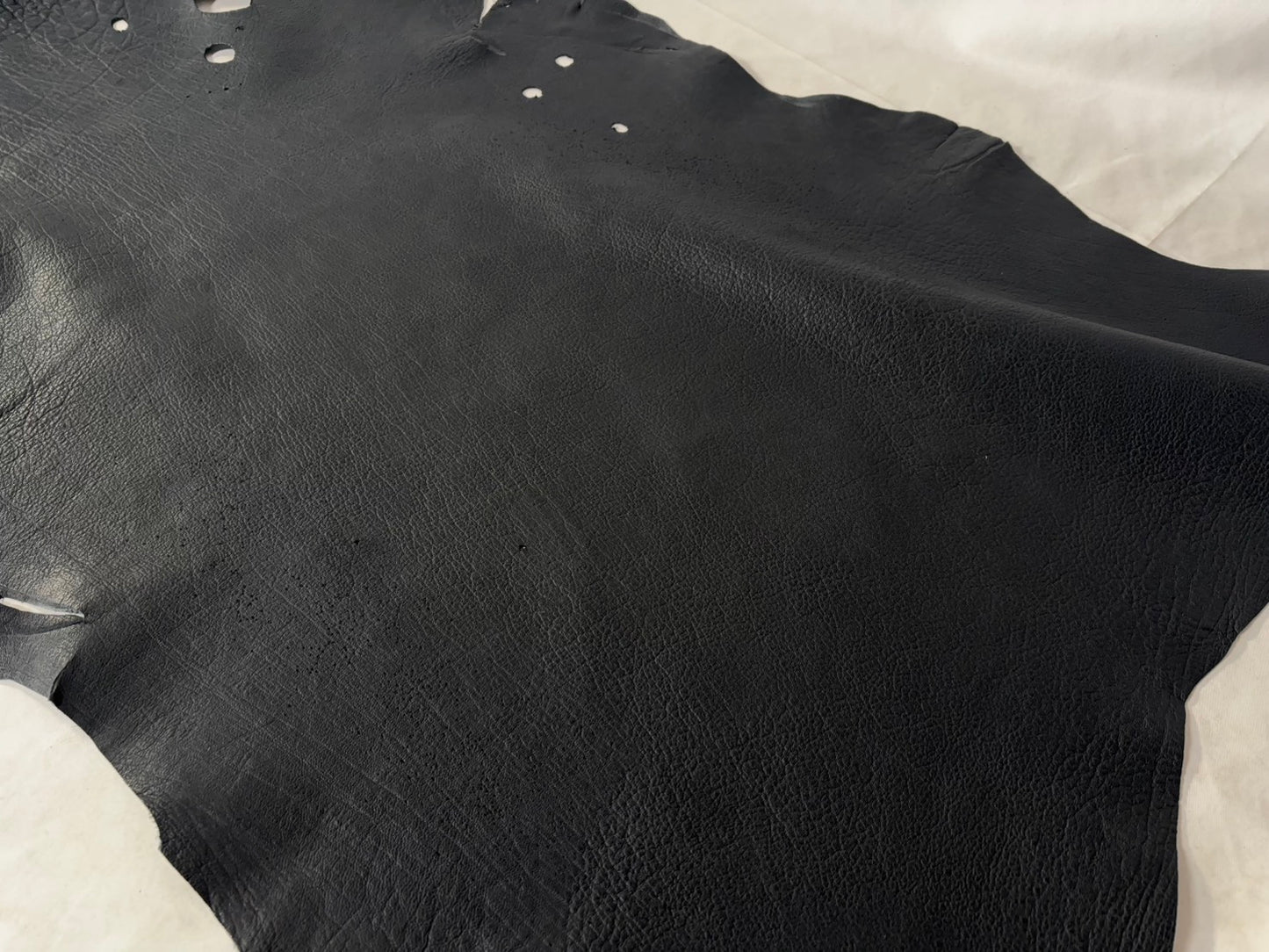 シカ革(ヌメ)ソフトタイプ　ブラックカラー　レザーAランク36ds　1ｍｍ　銀面あり