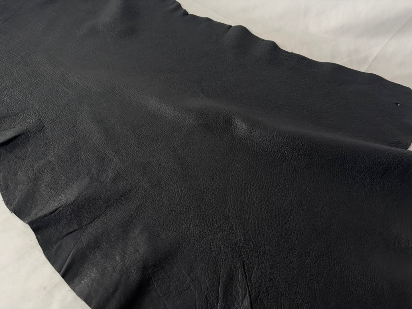 シカ革(ヌメ)ソフトタイプ　ブラックカラー　レザーAAランク45ds　1.1ｍｍ　銀面あり