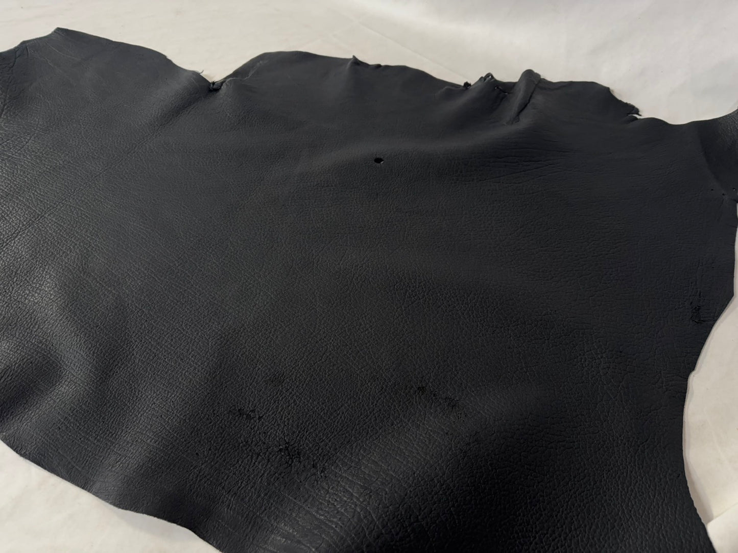 シカ革(ヌメ)ソフトタイプ　ブラックカラー　レザーAランク38ds　1ｍｍ　銀面あり