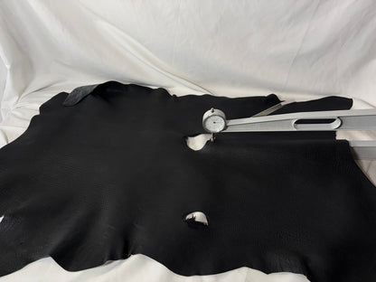 シカ革(ヌメ)ソフトタイプ　ブラックカラー　レザーAランク67ds　2.5ｍｍ　銀面あり