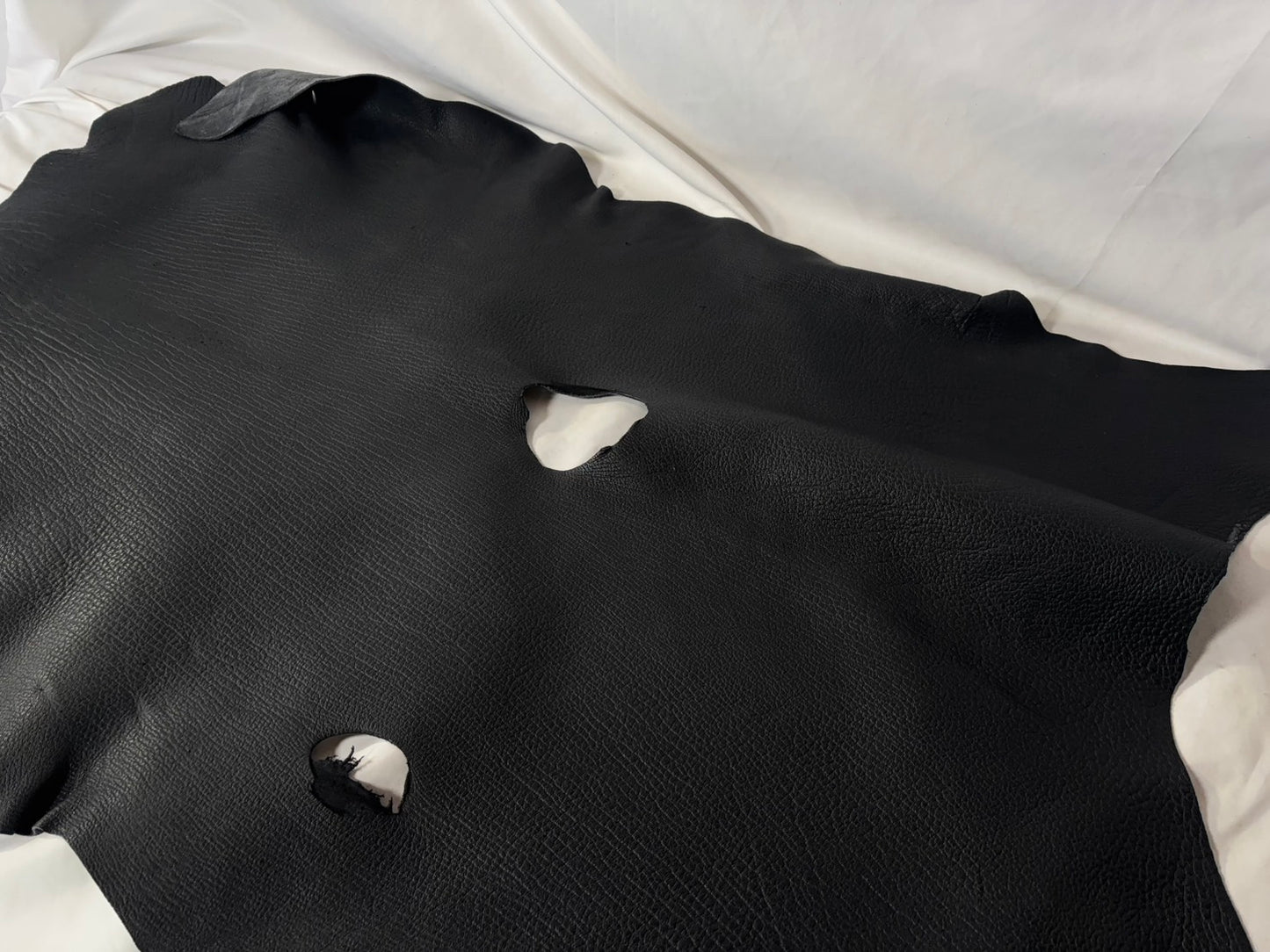 シカ革(ヌメ)ソフトタイプ　ブラックカラー　レザーAランク67ds　2.5ｍｍ　銀面あり