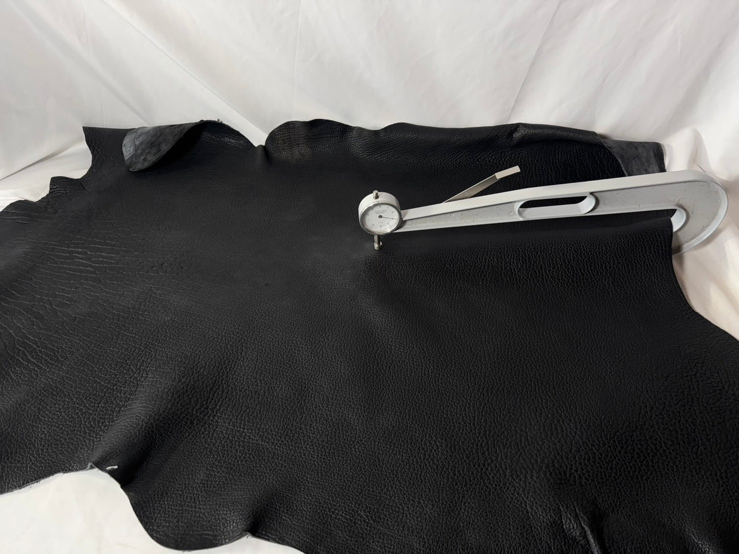 シカ革(ヌメ)ソフトタイプ　ブラックカラー　レザーAランク93ds　3ｍｍ　銀面あり