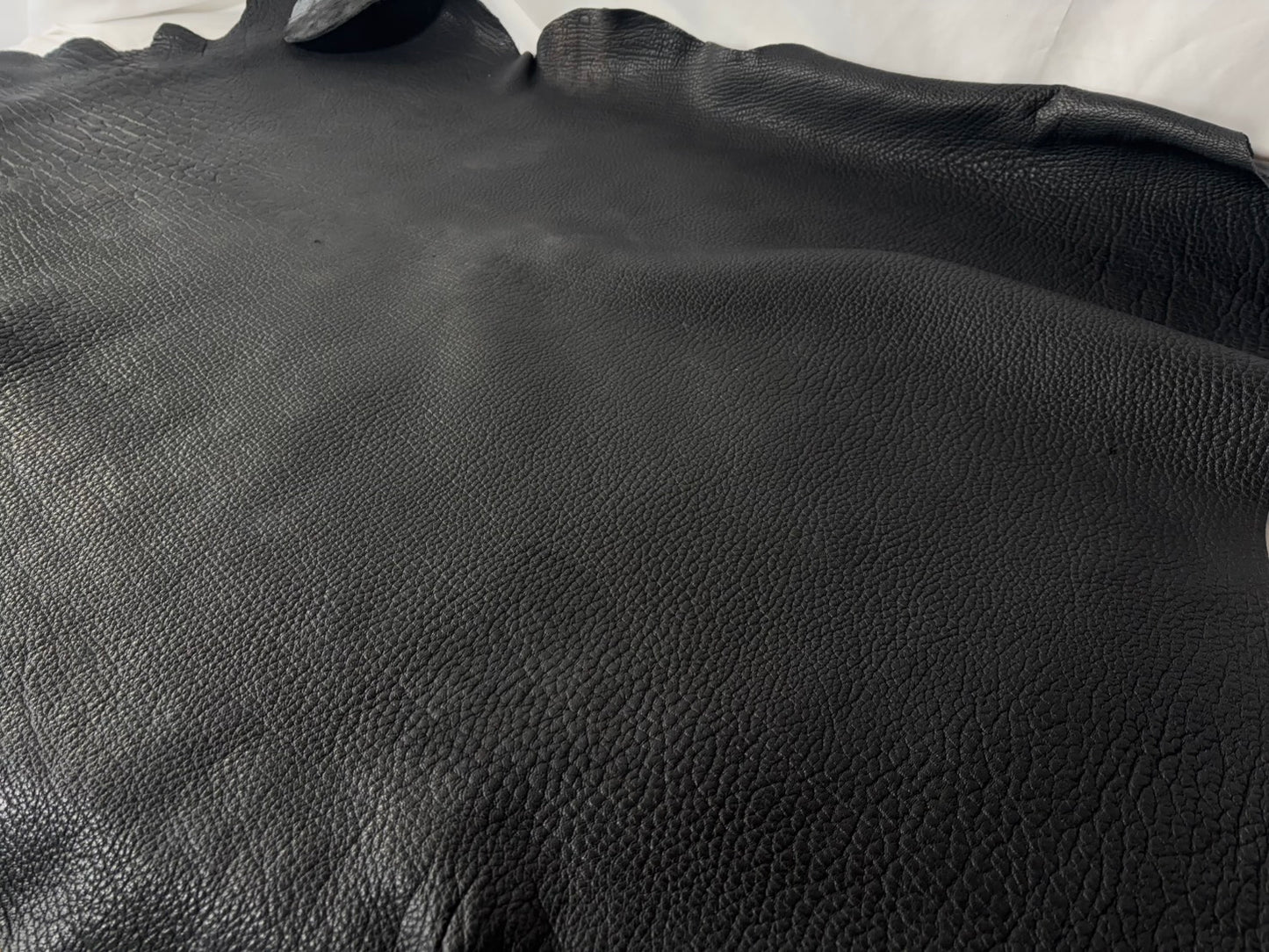 シカ革(ヌメ)ソフトタイプ　ブラックカラー　レザーAランク93ds　3ｍｍ　銀面あり