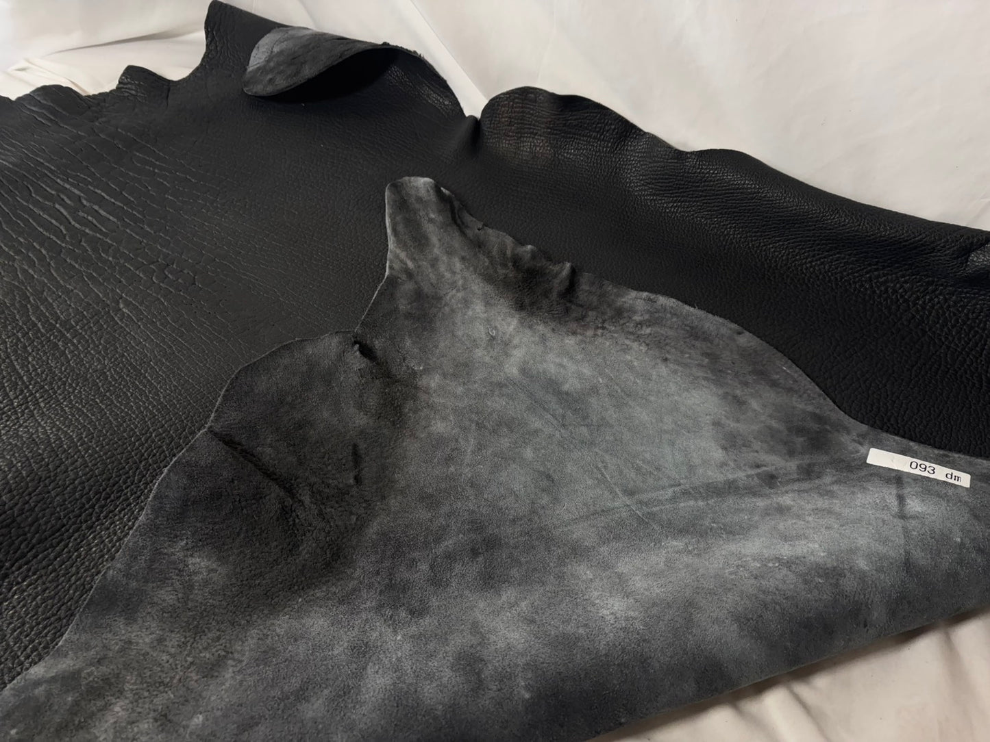 シカ革(ヌメ)ソフトタイプ　ブラックカラー　レザーAランク93ds　3ｍｍ　銀面あり