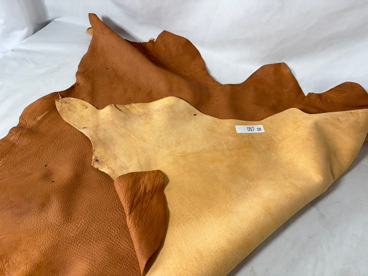 シカ革(ヌメ)ソフトタイプ　キャメルカラー　レザーAランク57ds　1.3ｍｍ　銀面あり