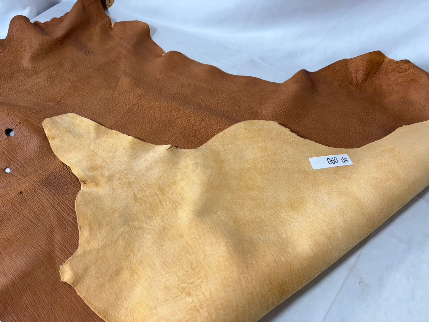 シカ革(ヌメ)ソフトタイプ　キャメルカラー　レザーAランク60ds　1.5ｍｍ　銀面あり