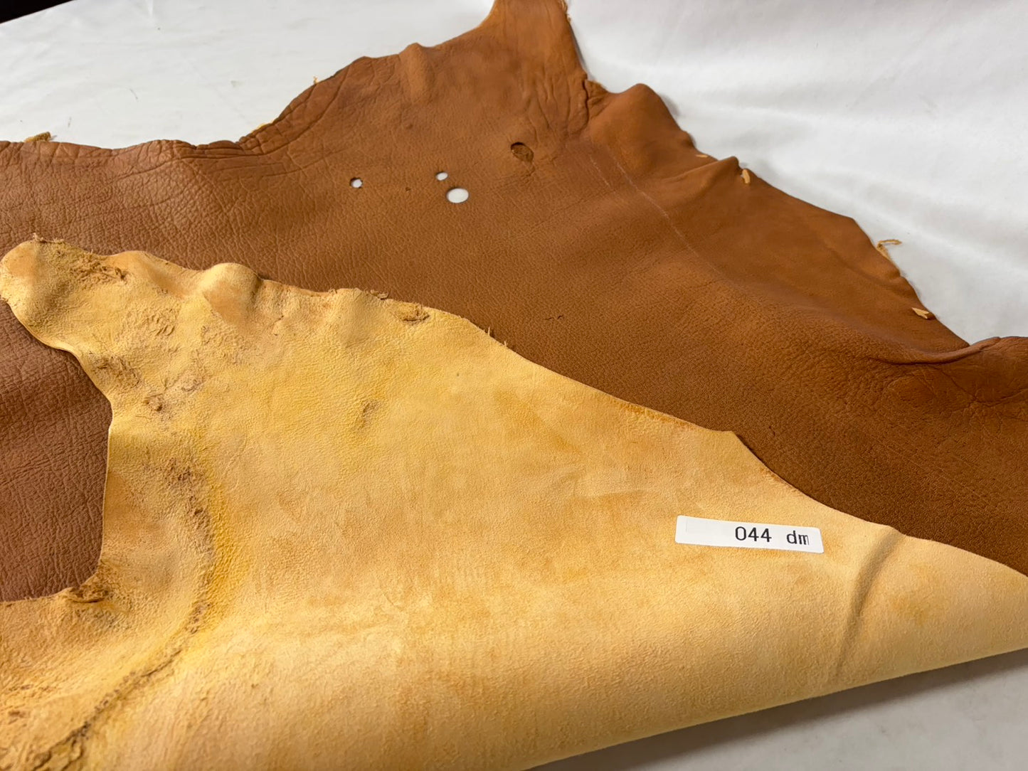 シカ革(ヌメ)ソフトタイプ　キャメルカラー　レザーAランク44ds　1.3ｍｍ　銀面あり