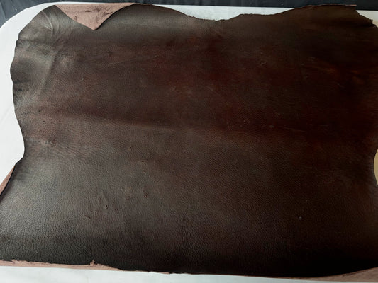 猪革(ヌメ)ダークブラウンカラー　Bランク63ds　1.6ｍｍ銀面あり　税込み価格 　虫刺されあり