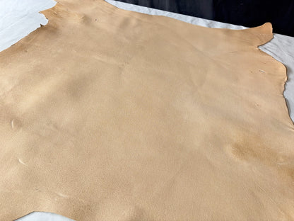 熊革(ツキノワグマ)生成りカラー　1.4㎜　68ds　Ａランク　靴用　トコ傷少量あり