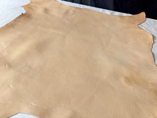 熊革(ツキノワグマ)生成りカラー　1.4㎜　68ds　Ａランク　靴用　トコ傷少量あり