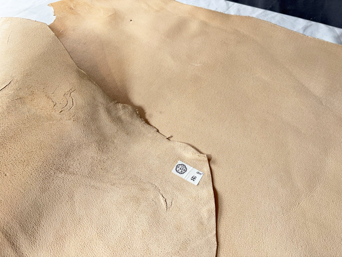 熊革(ツキノワグマ)生成りカラー　1.4㎜　68ds　Ａランク　靴用　トコ傷少量あり