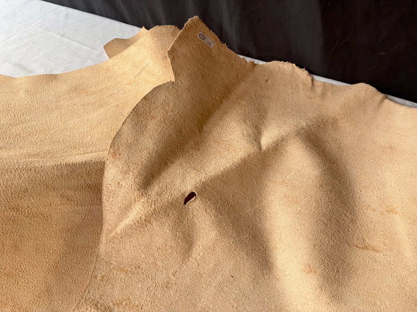 超巨大400㎏越え熊革(ヒグマ)生成りカラー　1.6㎜　132ds　Aランク　半裁 　